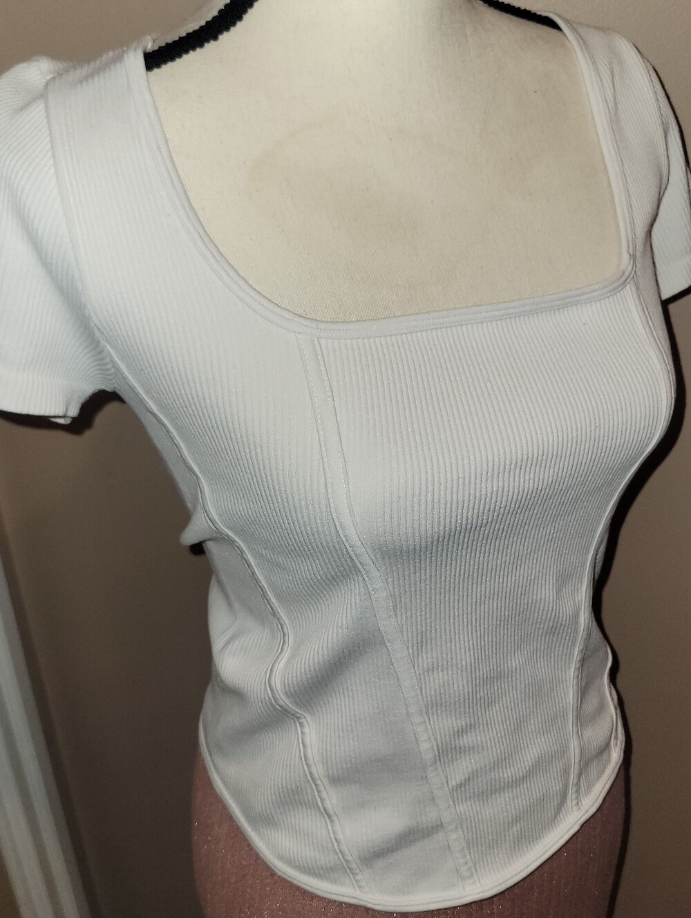 Womenโs White Square-Neck Ribbed Short Sleeve Top